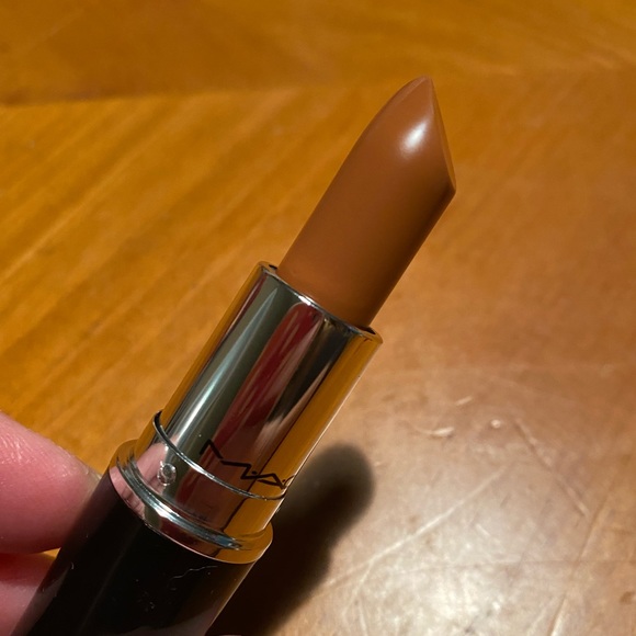 MAC Lustreglass Lipstick Femmomenom - Picture 5 of 16